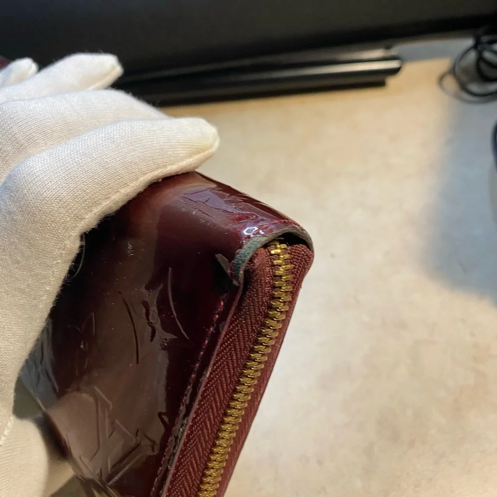 Louis Vuitton authentic vin Burgundy Monogram Vernis Zippy
